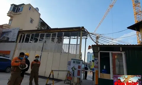 Cận cảnh bất động sản quây tôn 'om đất' để hoang tàn giữa lòng thành phố