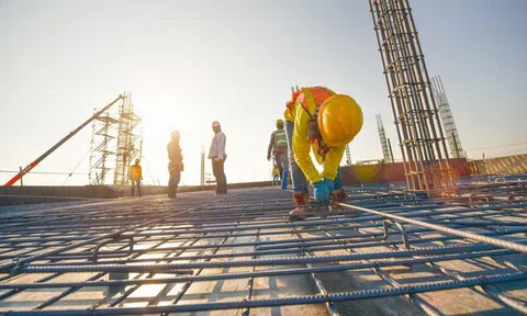 Giá thép xây dựng 'leo thang', nhiều dự án bất động sản đứng trước nguy cơ 'đắp chiếu'