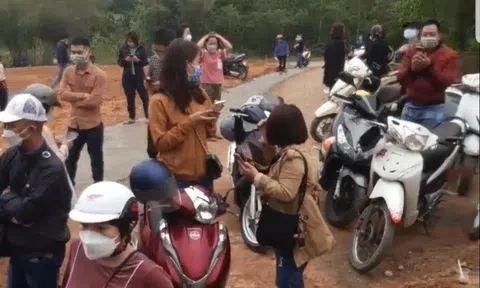 "Cò" đông như trẩy hội, đất quê được đẩy với giá "trên trời"