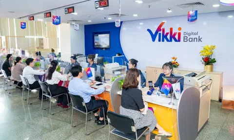 Khách hàng tấp nập giao dịch tại các điểm kinh doanh ngân hàng số Vikki